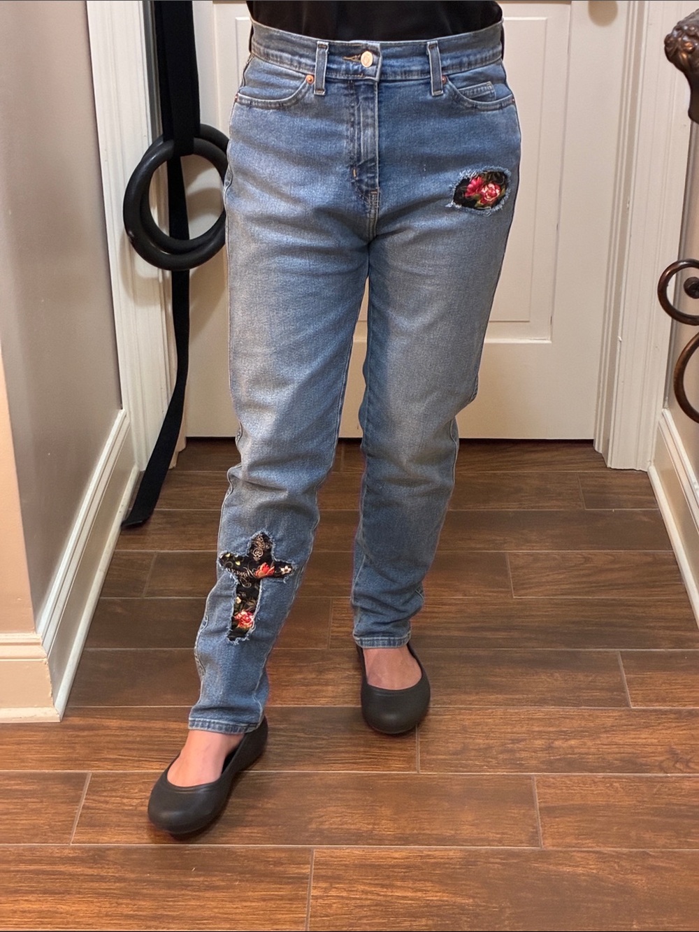 Levi's Blue Jeans with Distressed Patched Floral/Christian Accents, W29, Size 4 - Picture 4 of 15